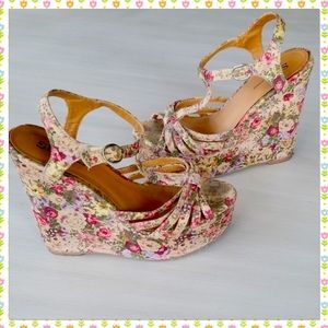 🔥NWOT🔥Shi by Journeys Floral Print Wedges